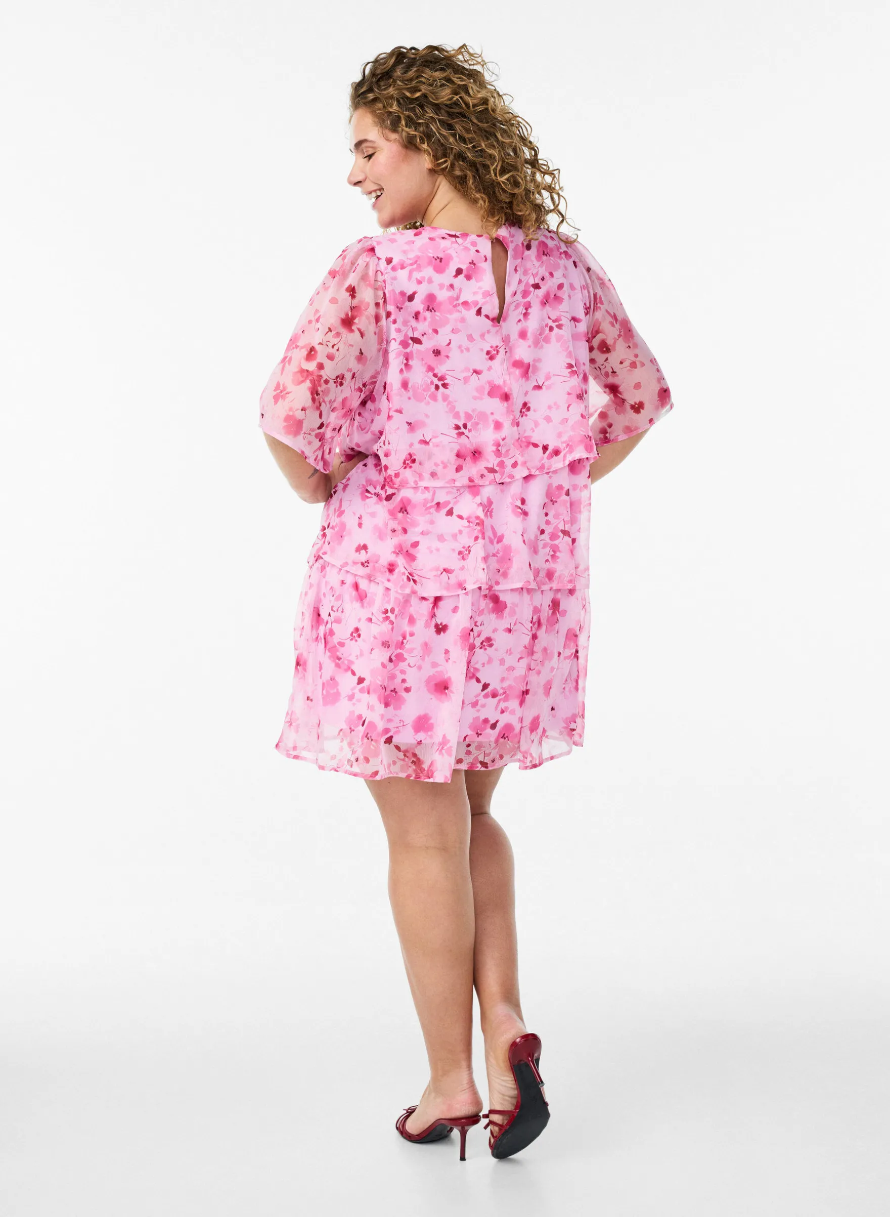 Kurzes Kleid in Chiffon-Optik mit Blumenprint und Volantlagen