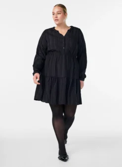 Kurzes Kleid mit gewebtem Ripp und Gummizug in der Taille