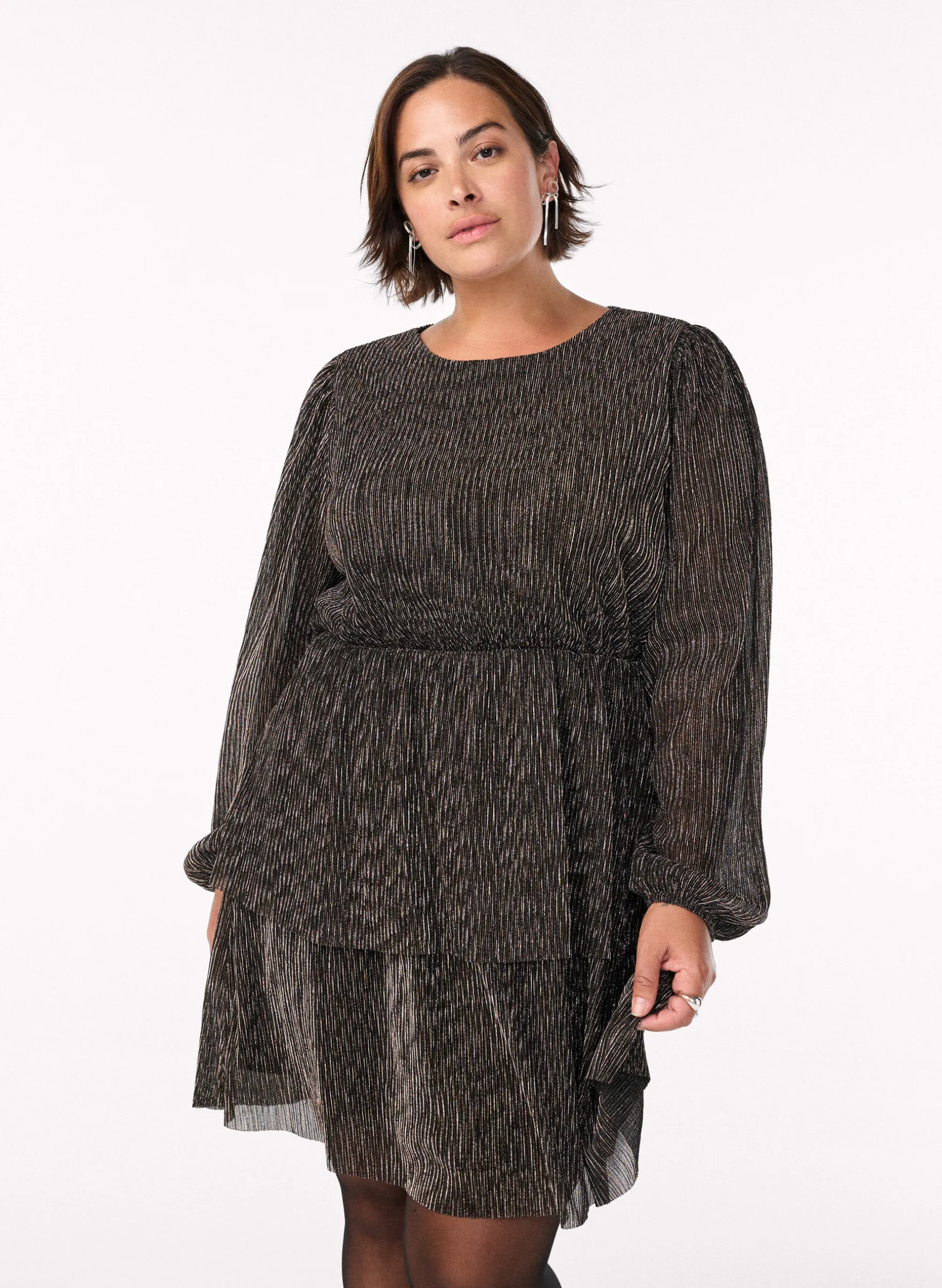 Kurzes Kleid mit Glitzerstreifen und langen Ärmeln