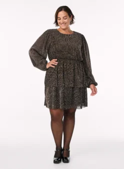 Kurzes Kleid mit Glitzerstreifen und langen Ärmeln