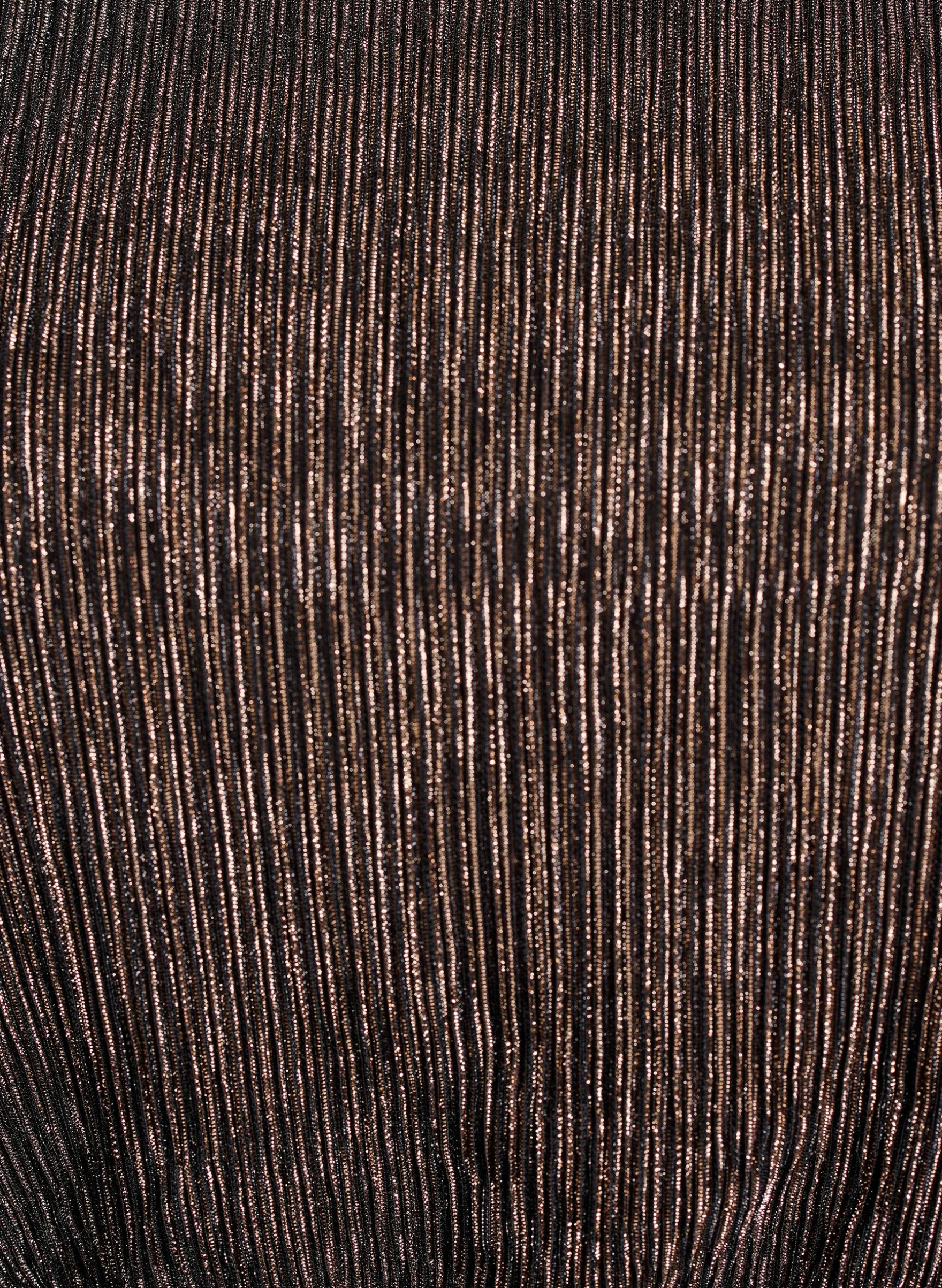 Kurzes Kleid mit Glitzerstreifen und langen Ärmeln
