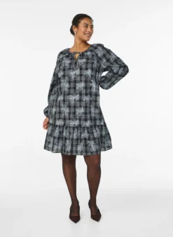 Kurzes Kleid mit Karo- und Blumenmuster