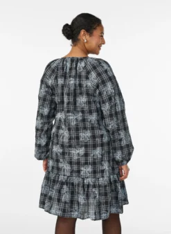 Kurzes Kleid mit Karo- und Blumenmuster