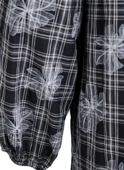 Kurzes Kleid mit Karo- und Blumenmuster