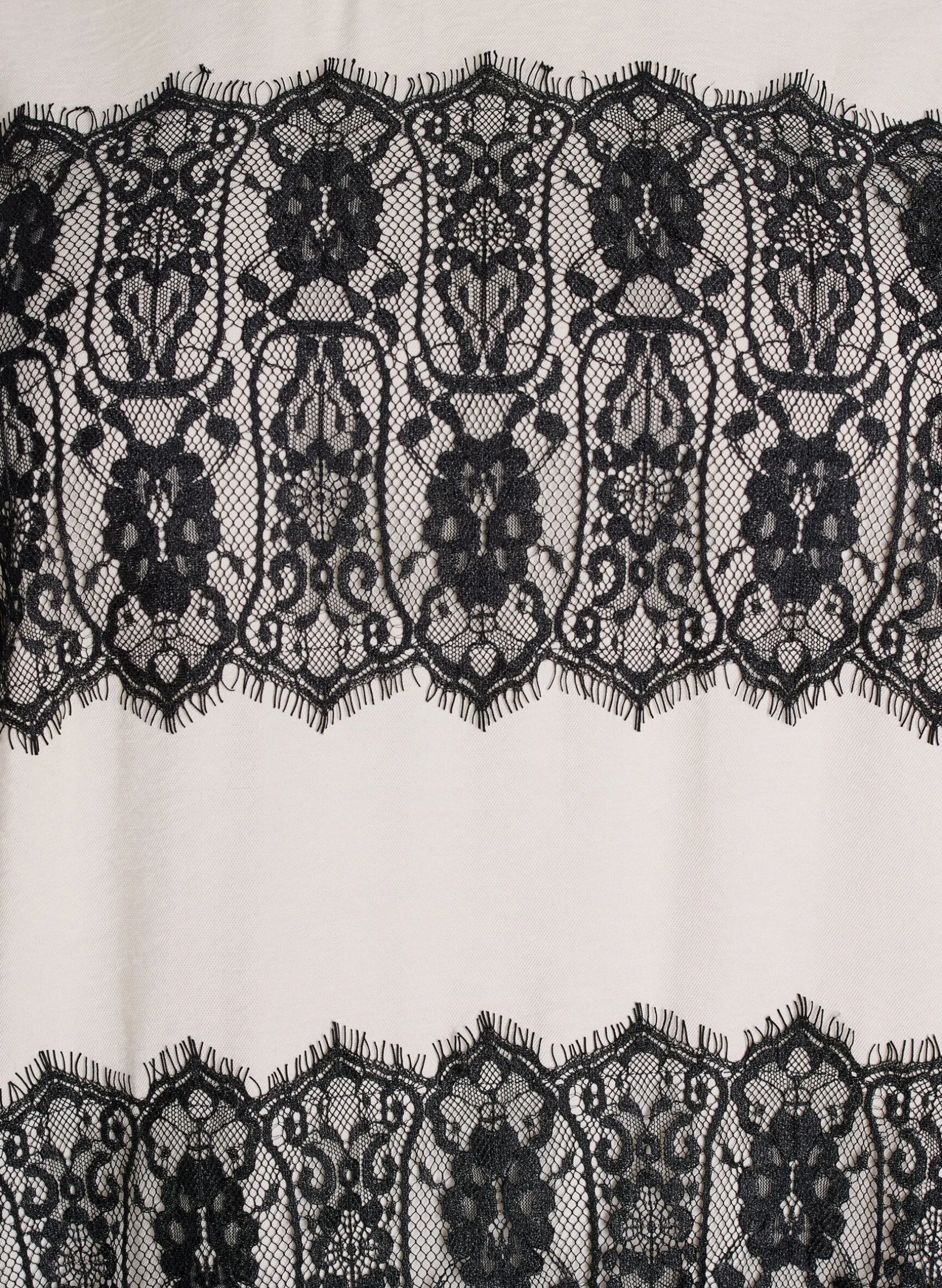 Kurzes Kleid mit kontrastfarbenen Spitzeneinsätzen