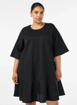 Kurzes Kleid mit lockerer Passform und Rüschensaum