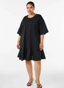 Kurzes Kleid mit lockerer Passform und Rüschensaum