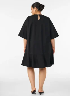 Kurzes Kleid mit lockerer Passform und Rüschensaum