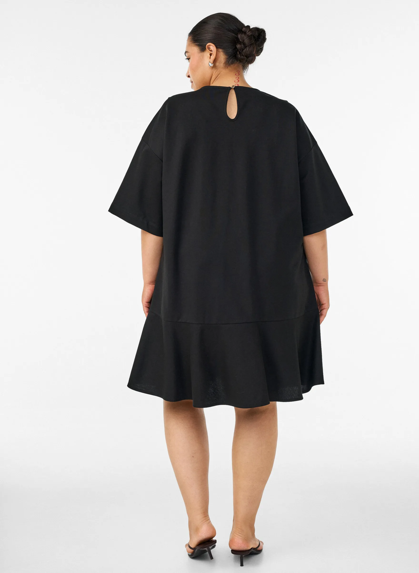 Kurzes Kleid mit lockerer Passform und Rüschensaum