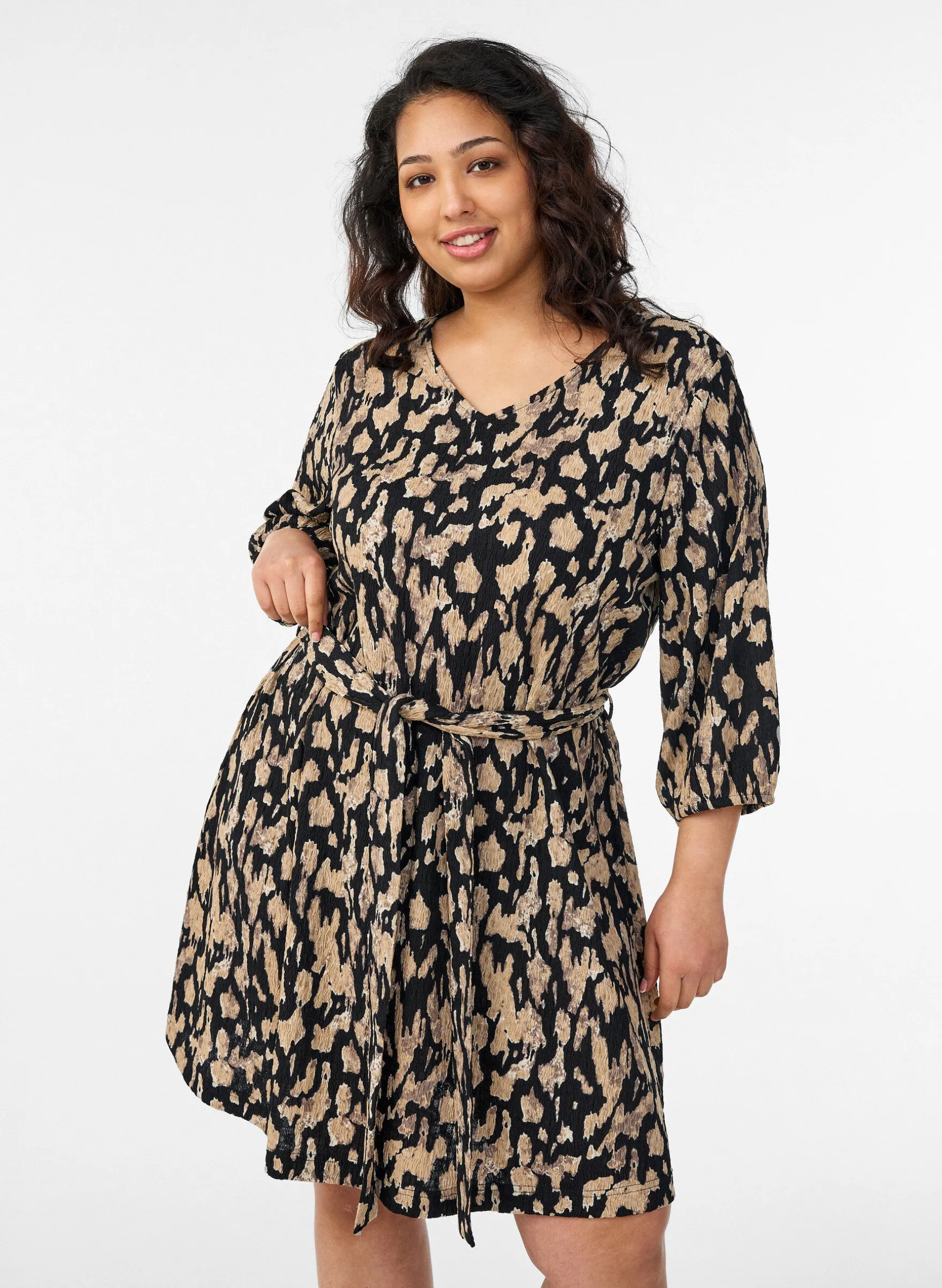 Kurzes Kleid mit 3/4-Ärmeln und Muster