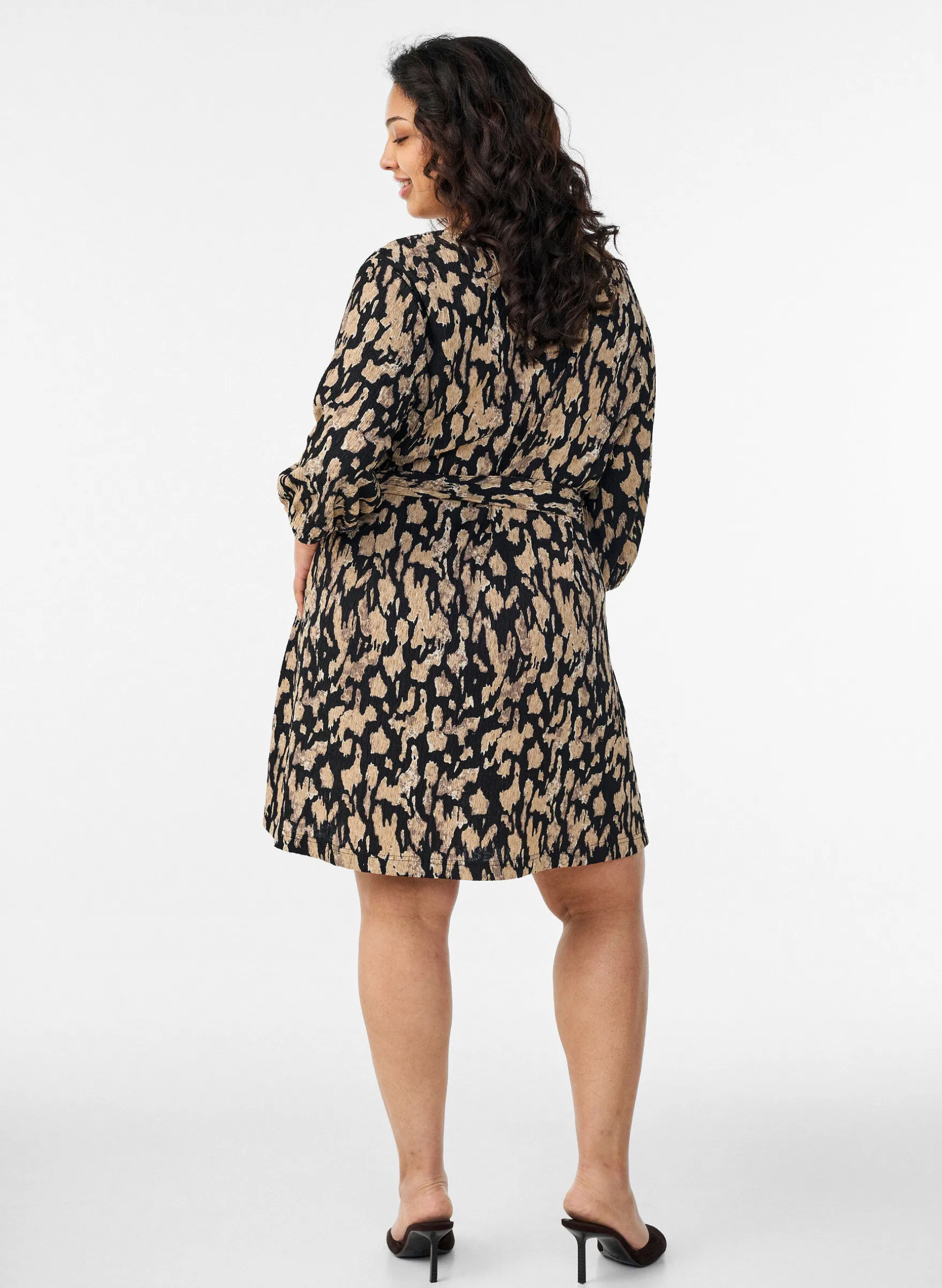 Kurzes Kleid mit 3/4-Ärmeln und Muster
