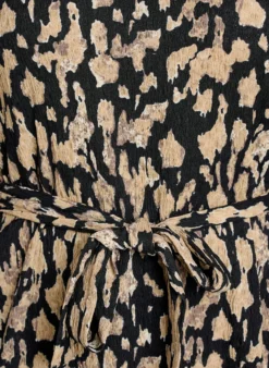 Kurzes Kleid mit 3/4-Ärmeln und Muster