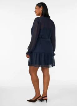 Kurzes Kleid mit Rüschendetails und Bindegürtel