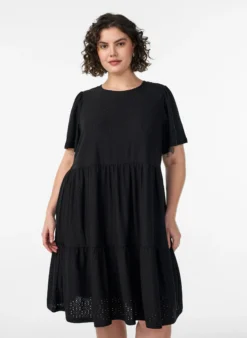 Kurzes Kleid mit Spitzenmuster und Lagenrock