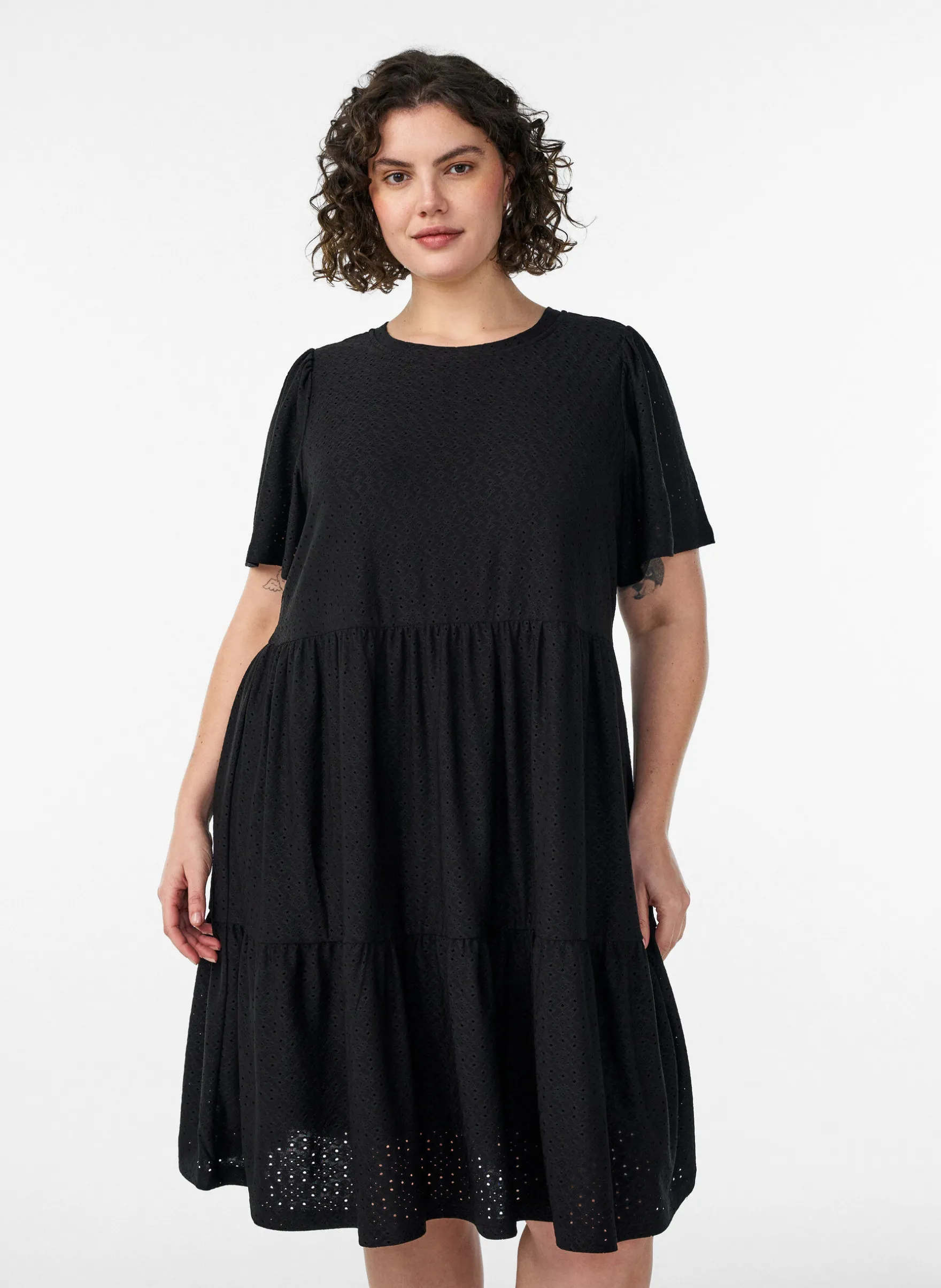 Kurzes Kleid mit Spitzenmuster und Lagenrock