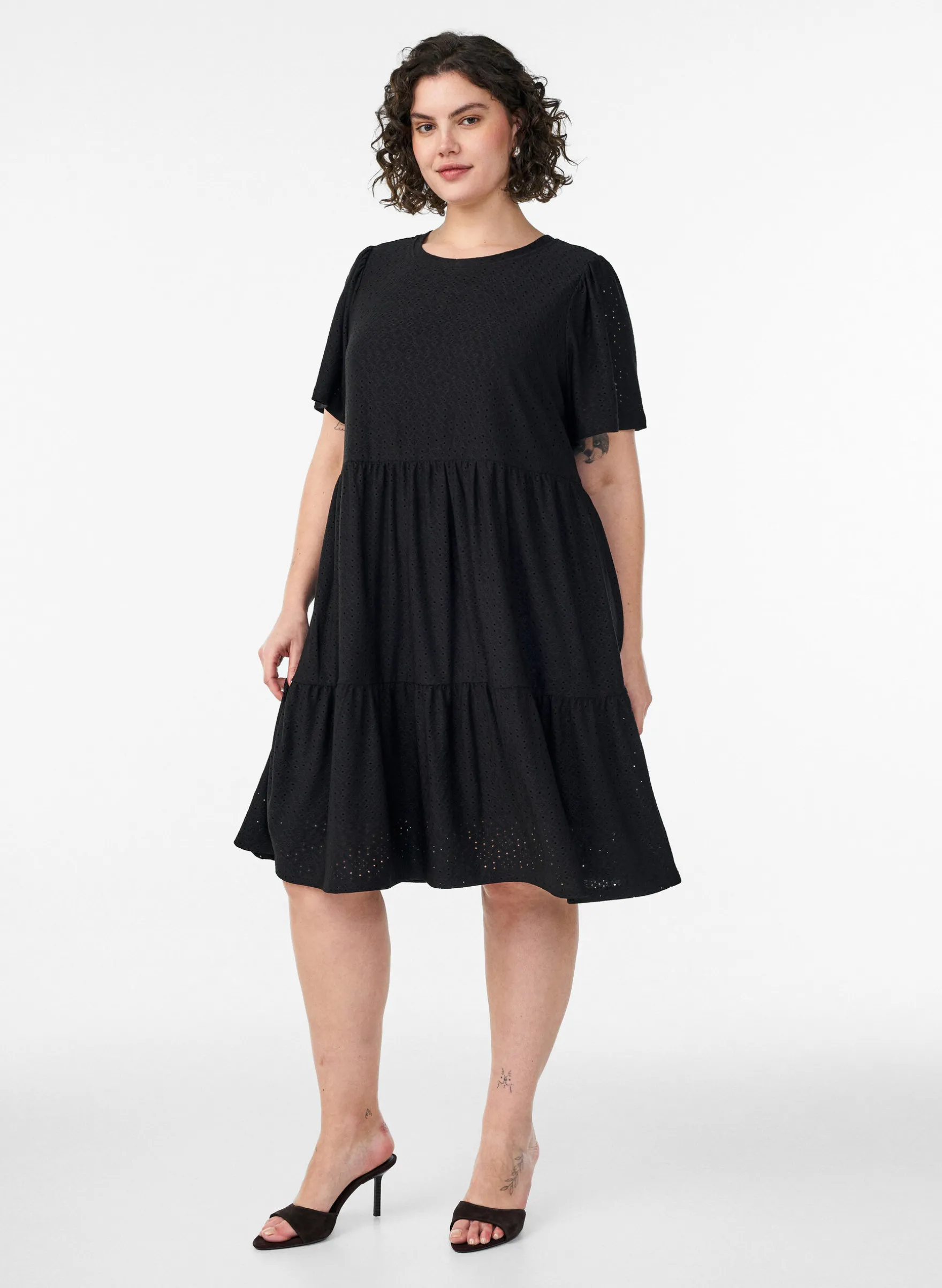 Kurzes Kleid mit Spitzenmuster und Lagenrock