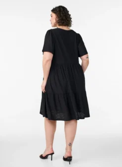Kurzes Kleid mit Spitzenmuster und Lagenrock