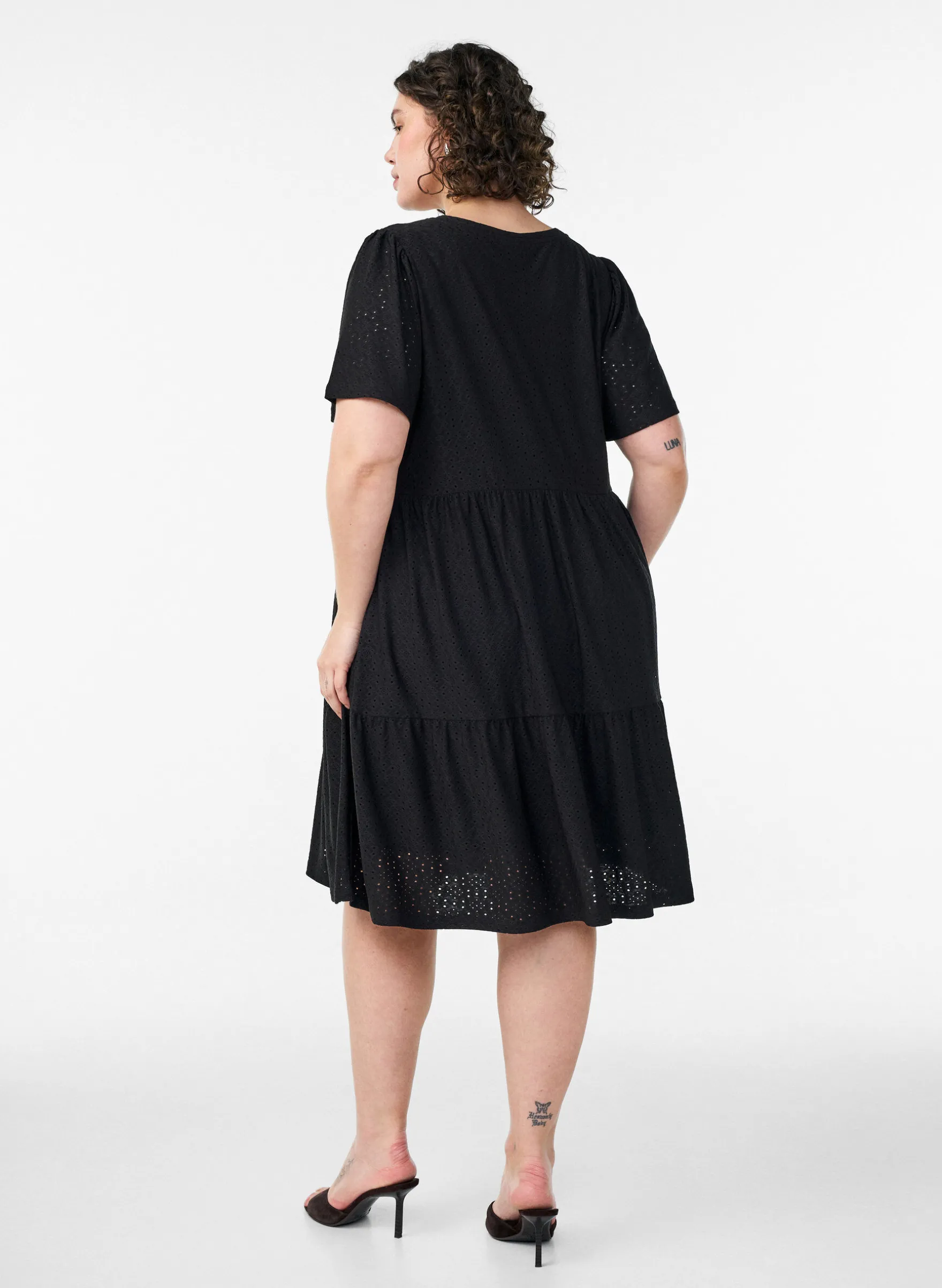 Kurzes Kleid mit Spitzenmuster und Lagenrock