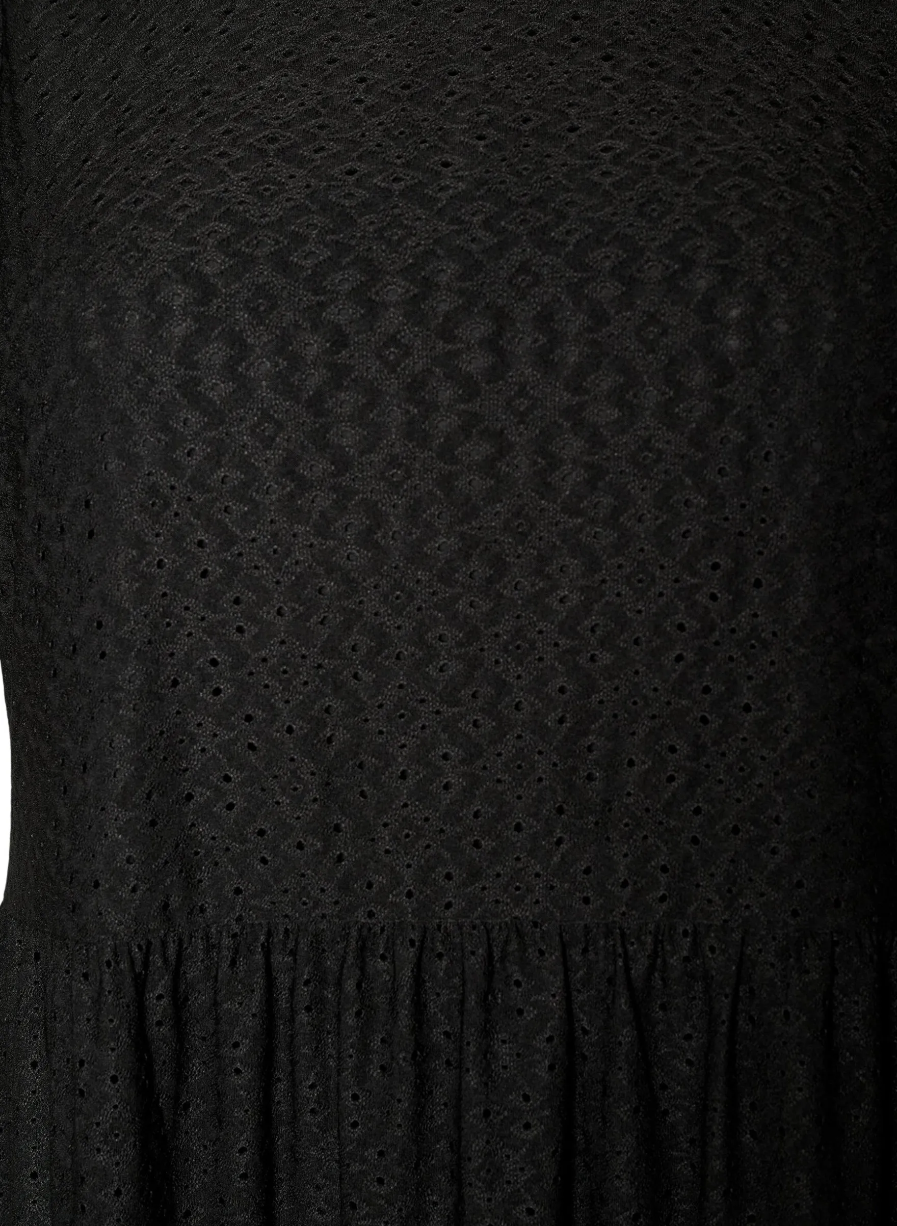 Kurzes Kleid mit Spitzenmuster und Lagenrock