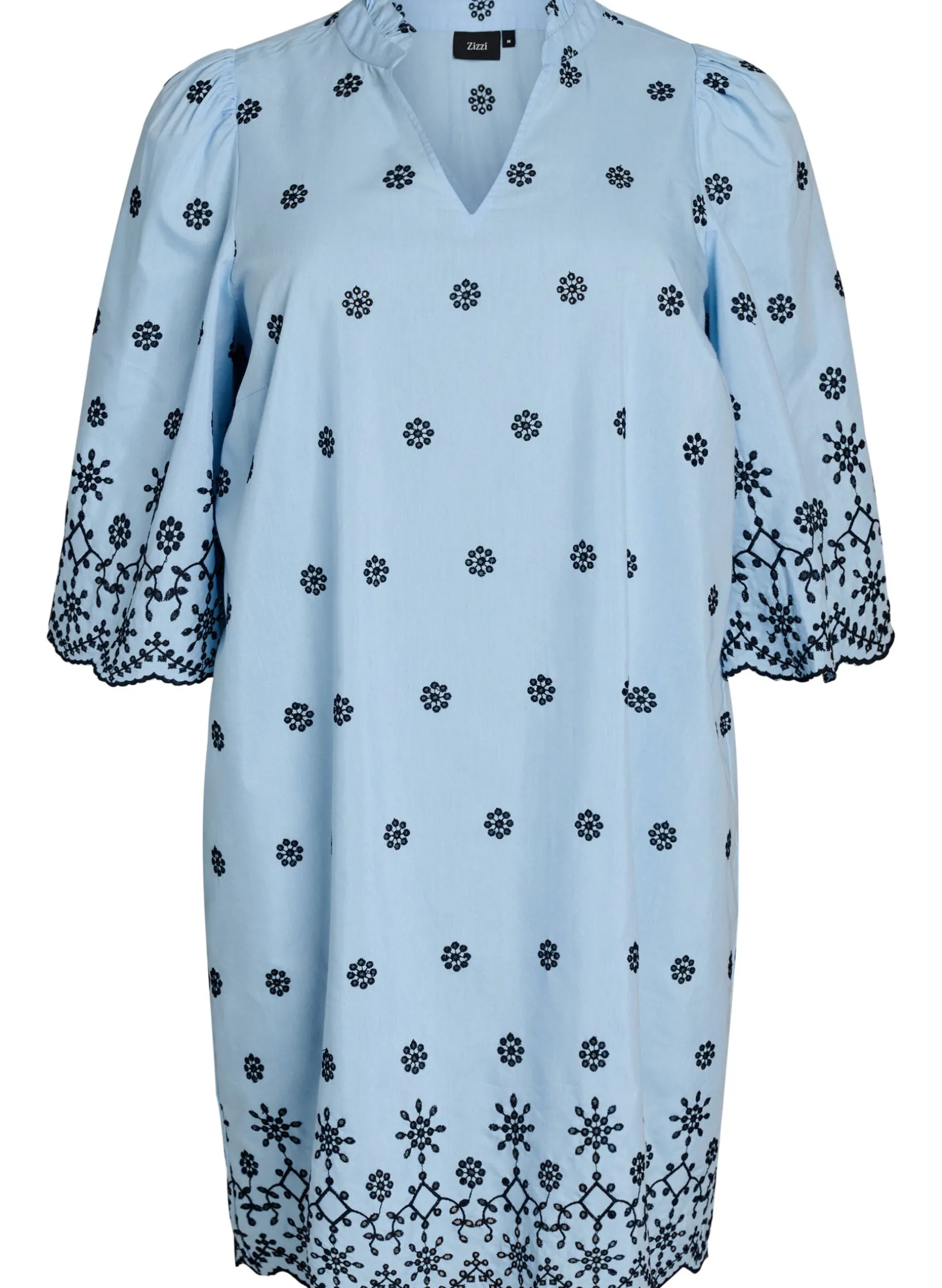 Kurzes Kleid mit Stickerei und 3/4-Ärmeln