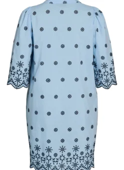 Kurzes Kleid mit Stickerei und 3/4-Ärmeln