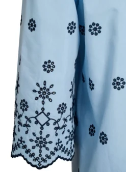 Kurzes Kleid mit Stickerei und 3/4-Ärmeln