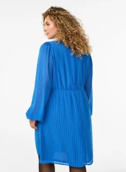 Kurzes Kleid mit Ton-in-Ton-Streifen und texturierten Punkten