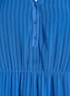 Kurzes Kleid mit Ton-in-Ton-Streifen und texturierten Punkten