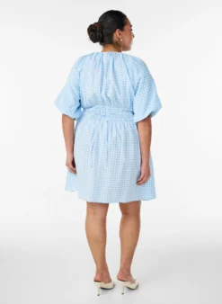 Kurzes kleinkariertes Kleid mit Ballonärmeln