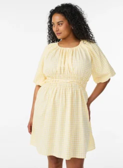 Kurzes kleinkariertes Kleid mit Ballonärmeln
