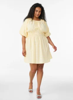 Kurzes kleinkariertes Kleid mit Ballonärmeln