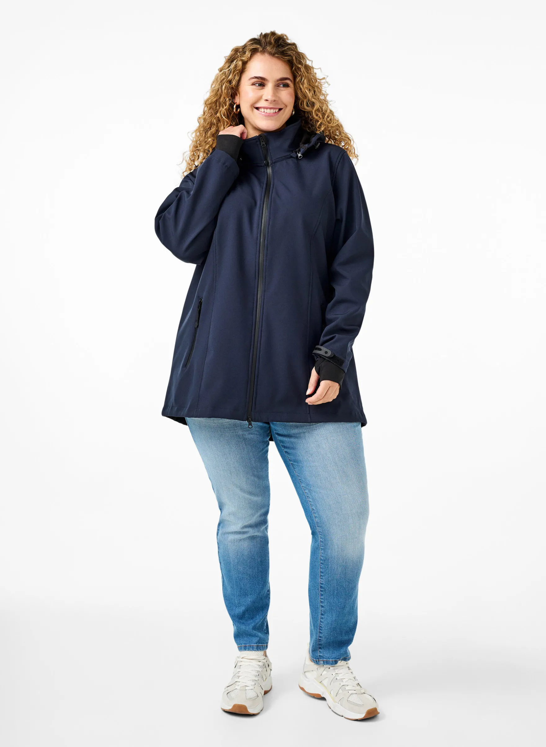 Kurze Softshell-Jacke mit abnehmbarer Kapuze