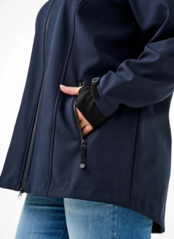 Kurze Softshell-Jacke mit abnehmbarer Kapuze