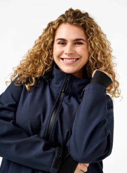 Kurze Softshell-Jacke mit abnehmbarer Kapuze