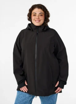 Kurze Softshell-Jacke mit abnehmbarer Kapuze