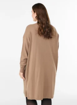 Kurzes Strickkleid mit Mittelnaht und Taschen