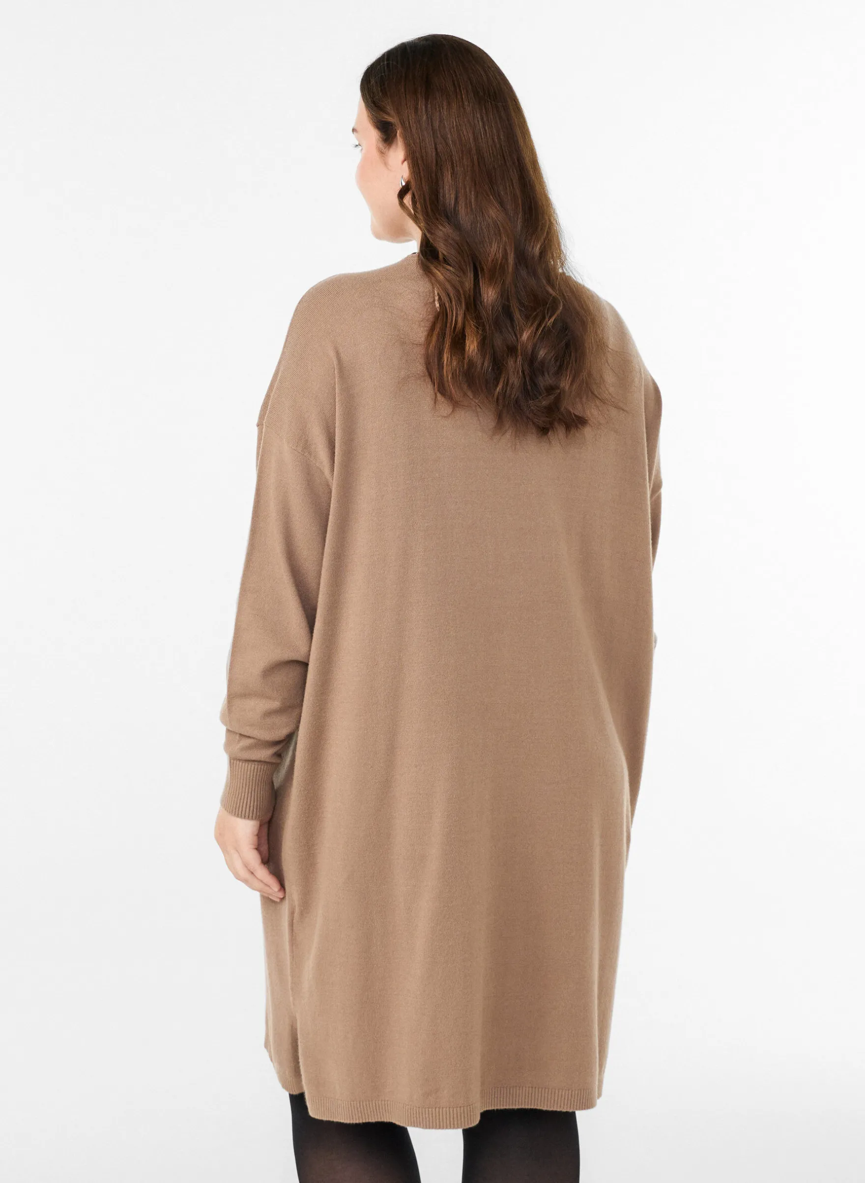 Kurzes Strickkleid mit Mittelnaht und Taschen