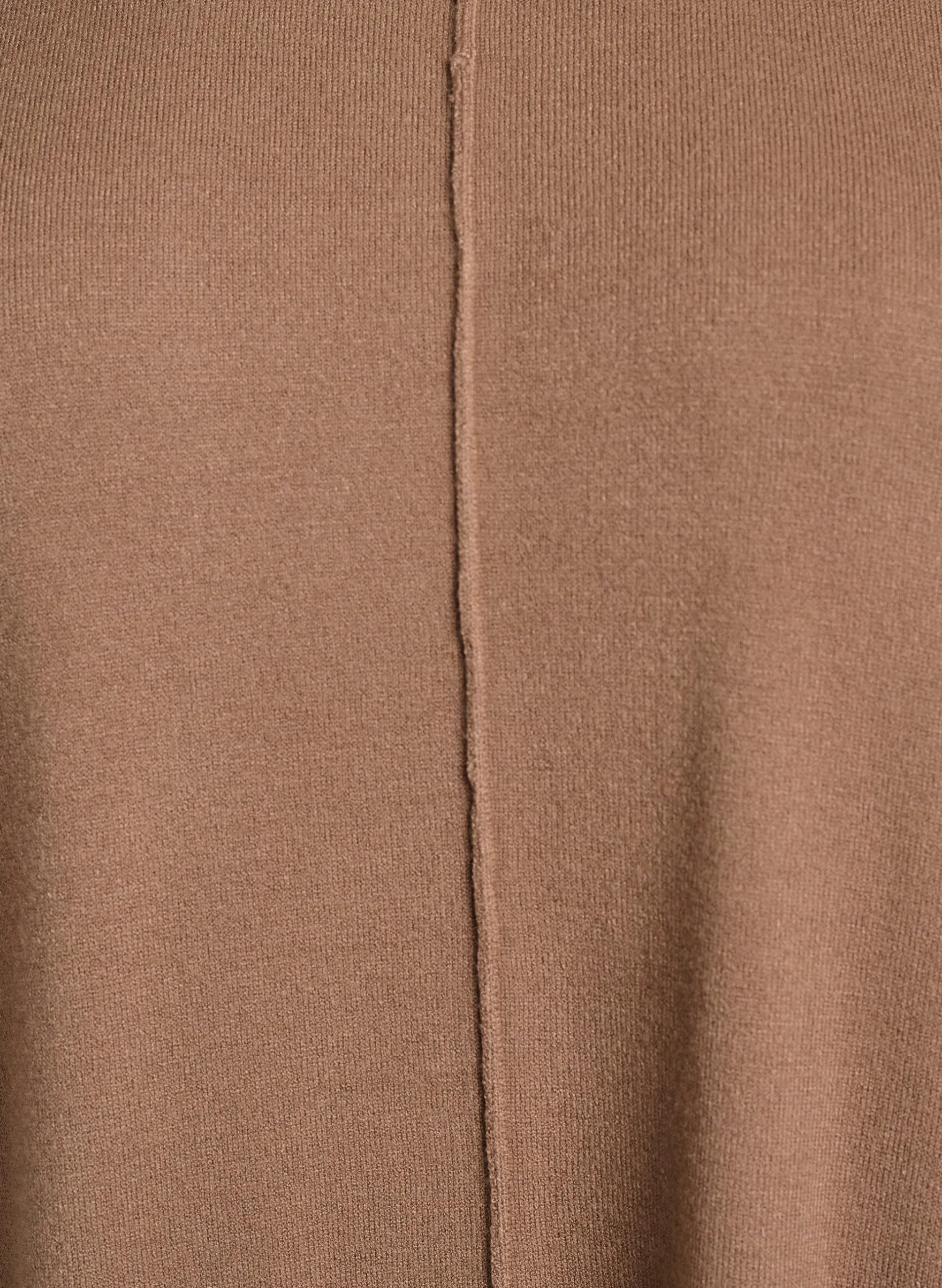 Kurzes Strickkleid mit Mittelnaht und Taschen