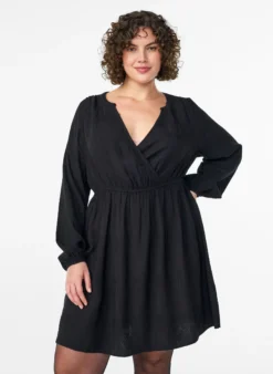 Kurzes strukturiertes Kleid in Wickeloptik