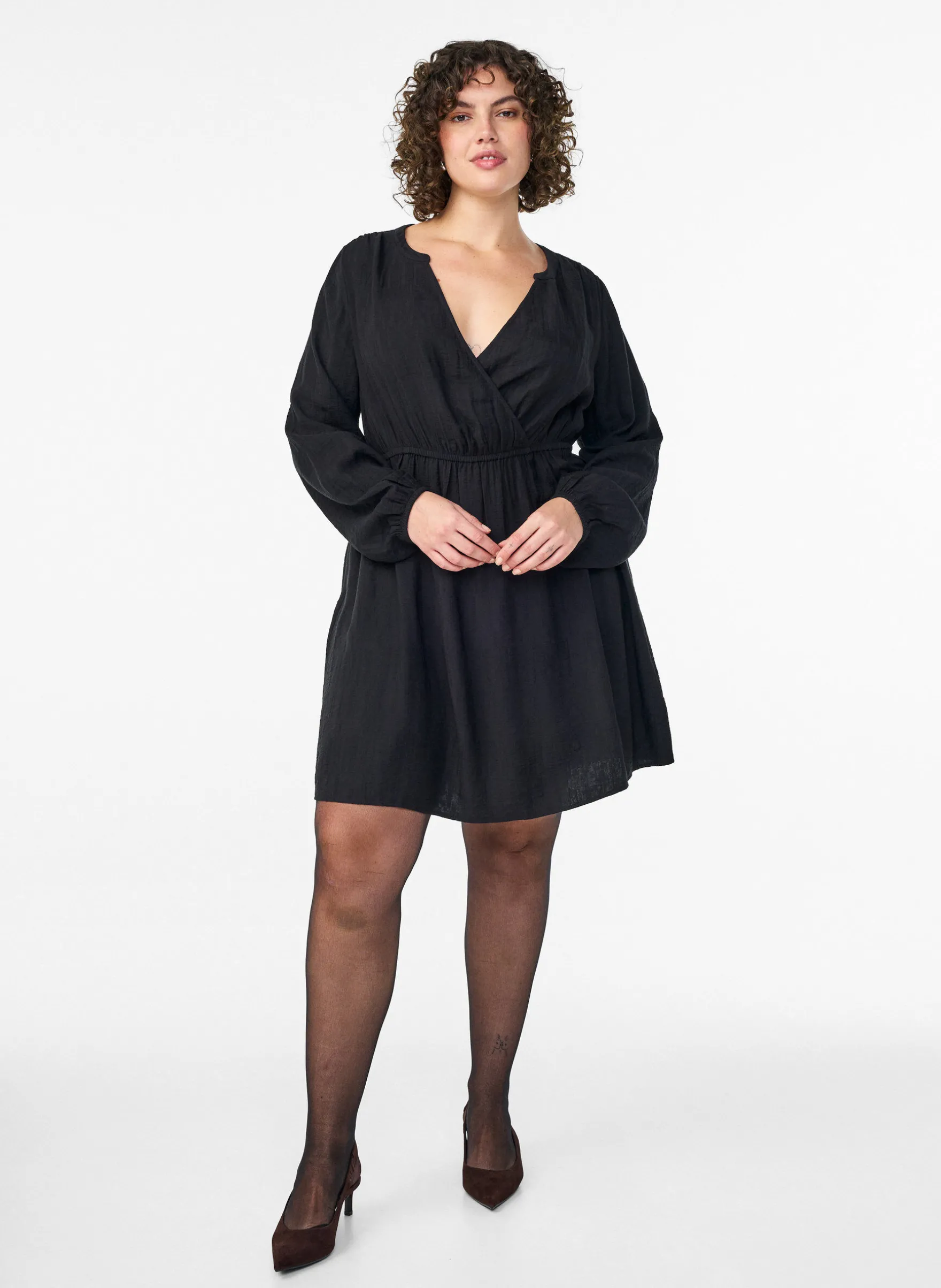 Kurzes strukturiertes Kleid in Wickeloptik