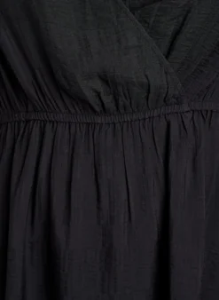 Kurzes strukturiertes Kleid in Wickeloptik