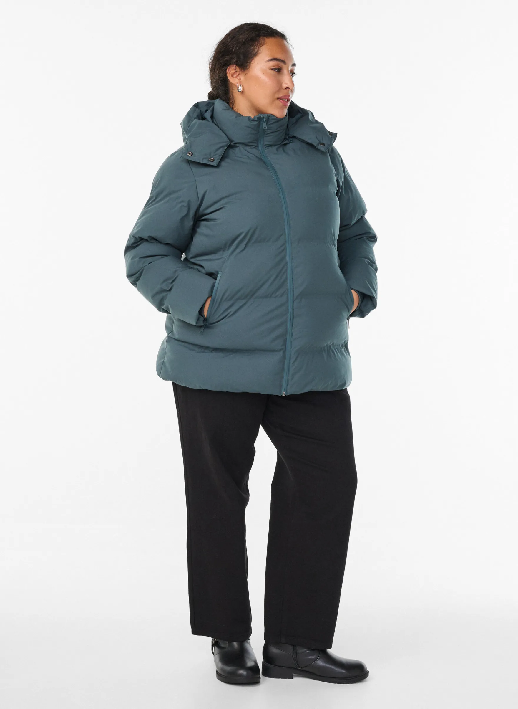Kurze Steppjacke mit abnehmbarer Kapuze