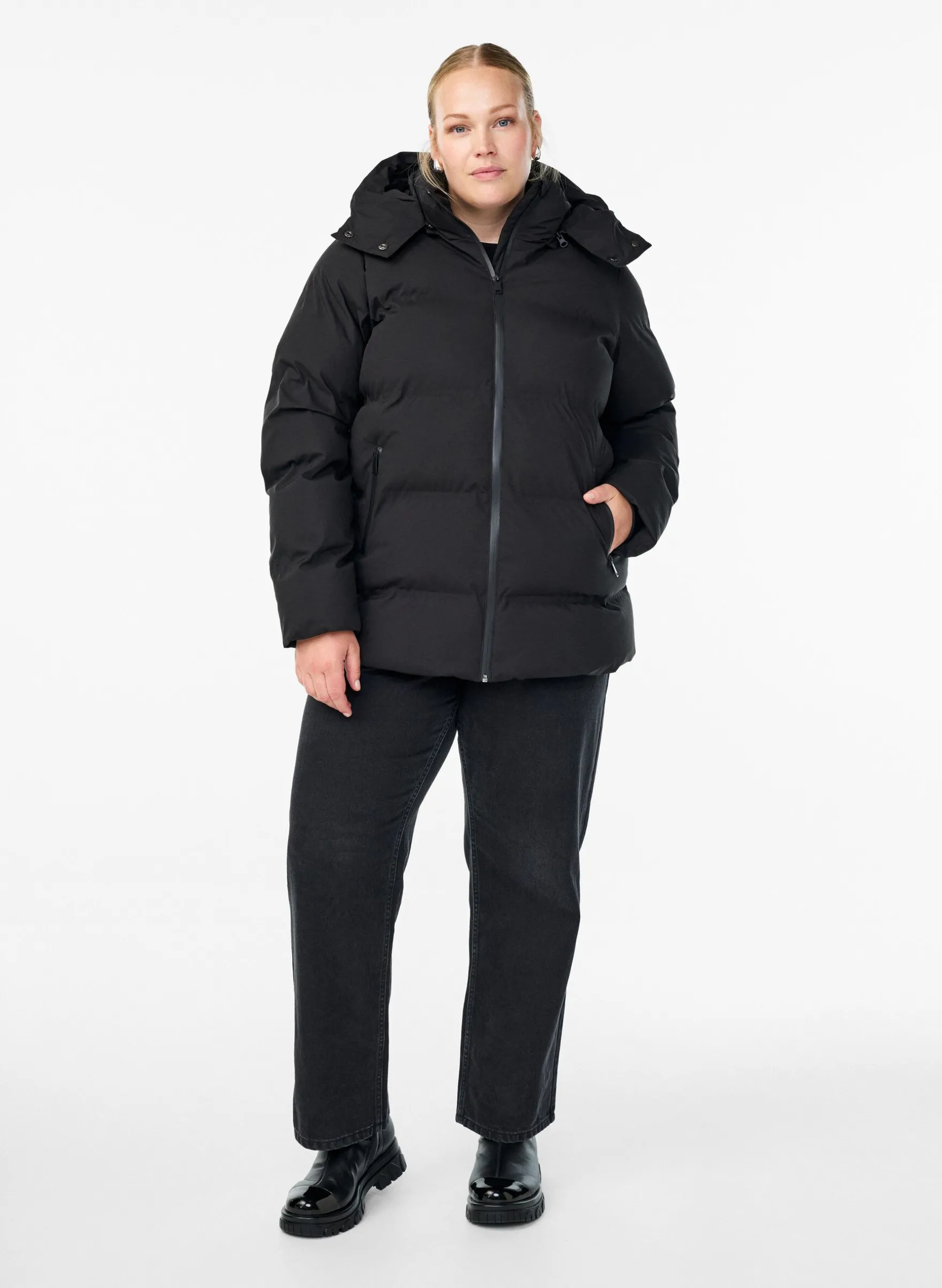 Kurze Steppjacke mit abnehmbarer Kapuze