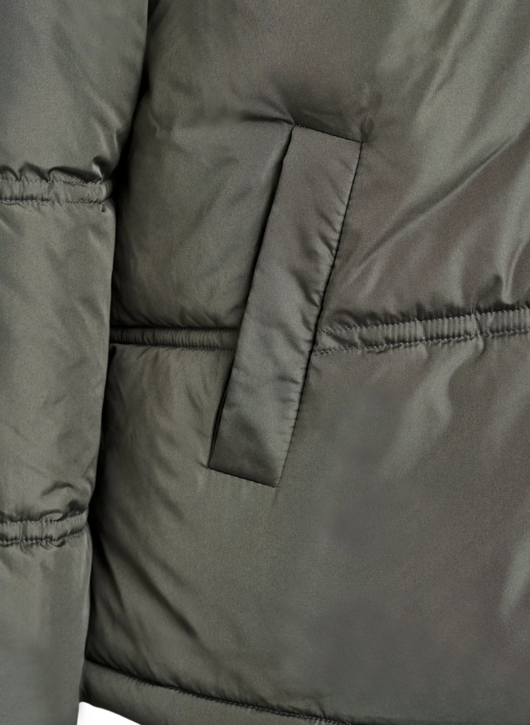 Kurze Steppjacke mit Kapuze und Zwei-Wege-Reißverschluss