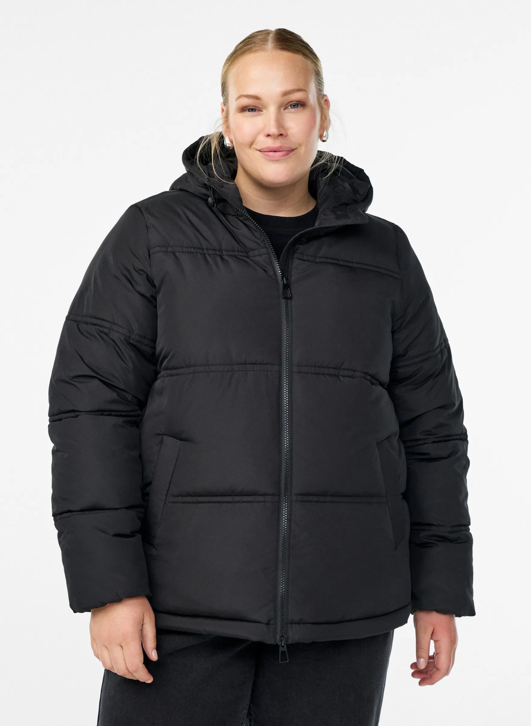 Kurze Steppjacke mit Kapuze und Zwei-Wege-Reißverschluss
