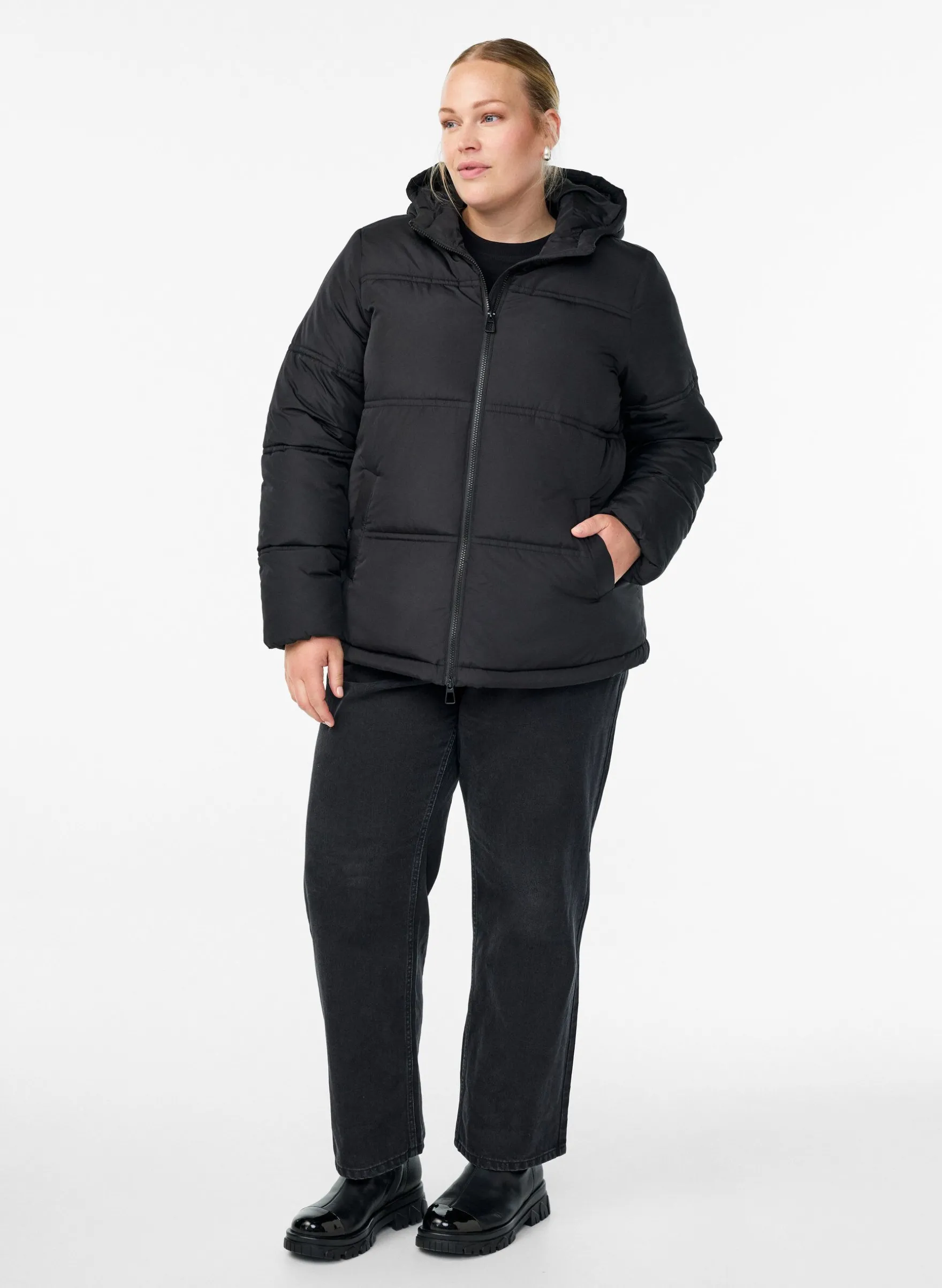 Kurze Steppjacke mit Kapuze und Zwei-Wege-Reißverschluss