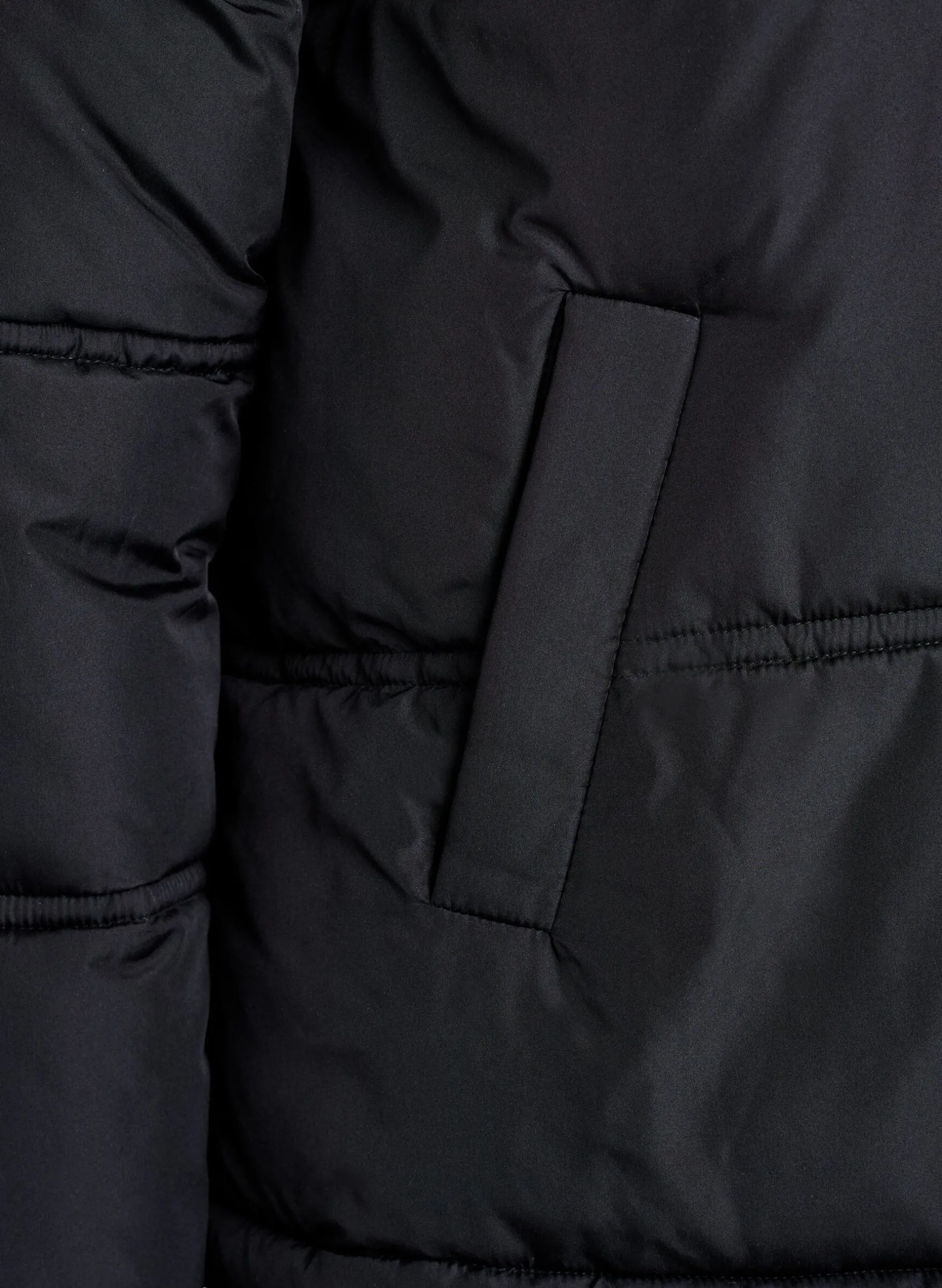 Kurze Steppjacke mit Kapuze und Zwei-Wege-Reißverschluss
