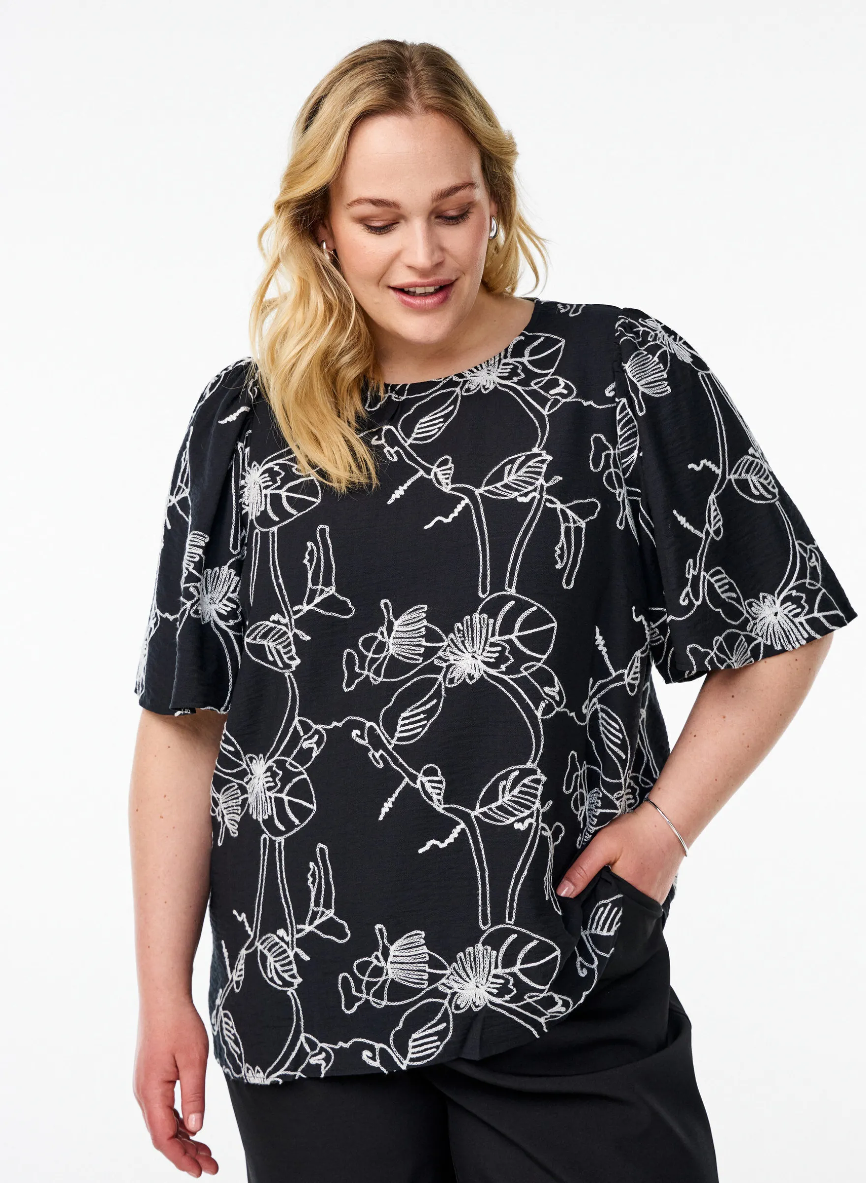 Kurzärmelige Bluse mit Stickmuster