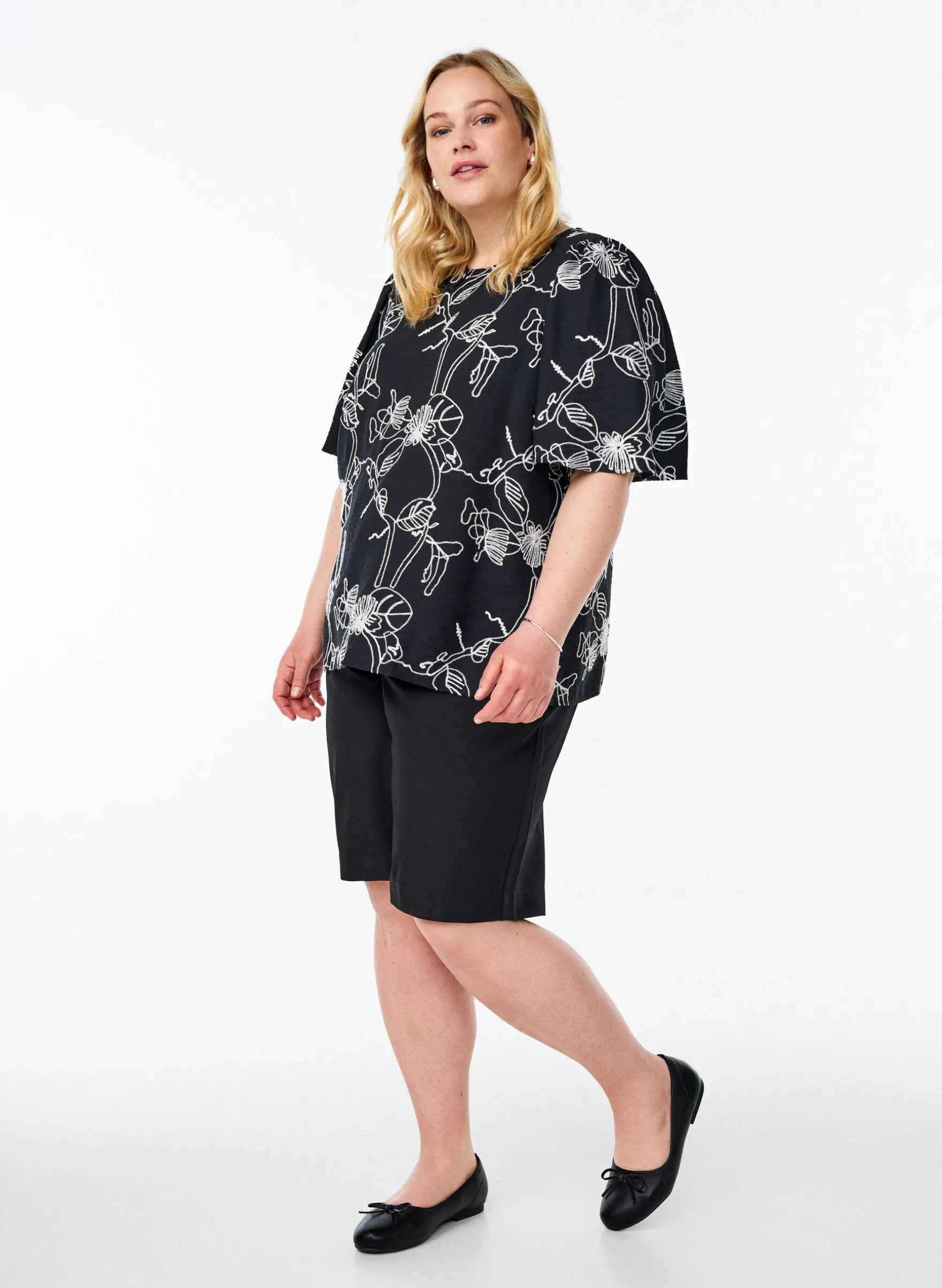 Kurzärmelige Bluse mit Stickmuster