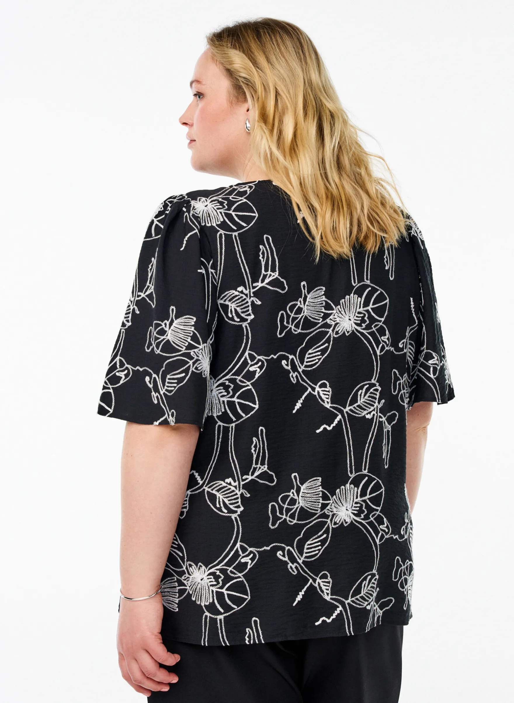 Kurzärmelige Bluse mit Stickmuster
